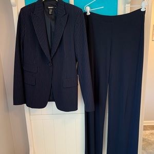 DKNY Women’s Navy pin stripe pant suit size6/med